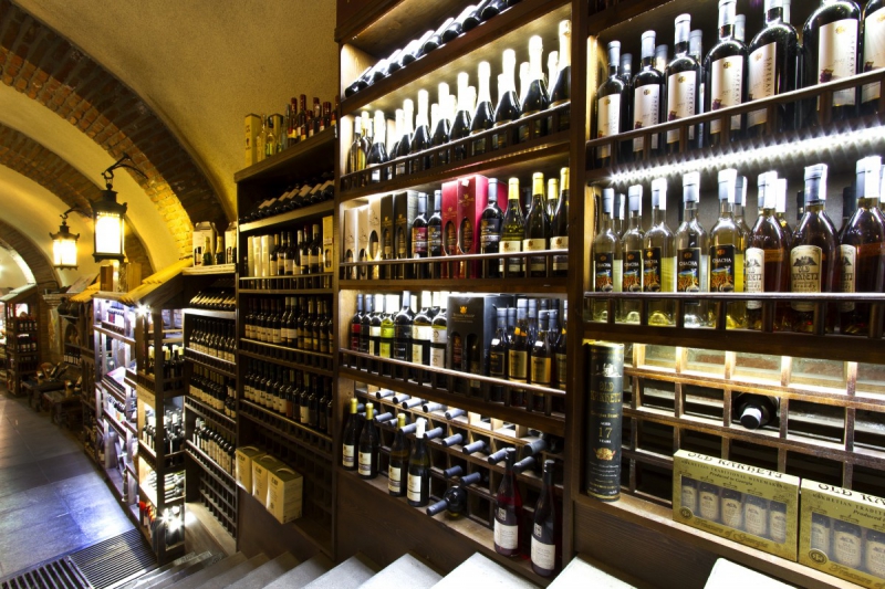 vente-LA GARDE FREINET-min_world_street_travel_shop_canon_georgia_wine_bottles-429767